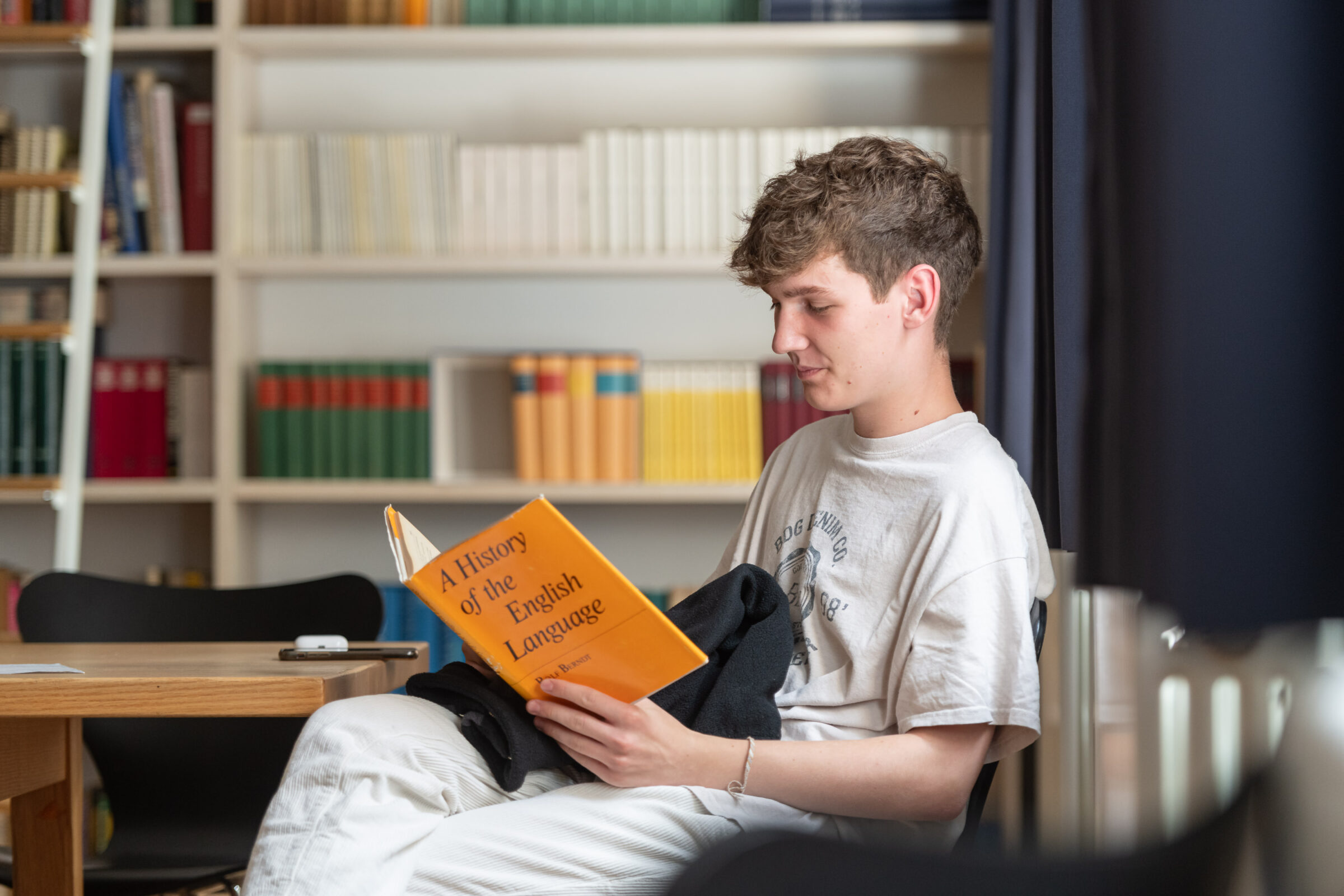Ein Junge liest im Studiersaal des Alumnats