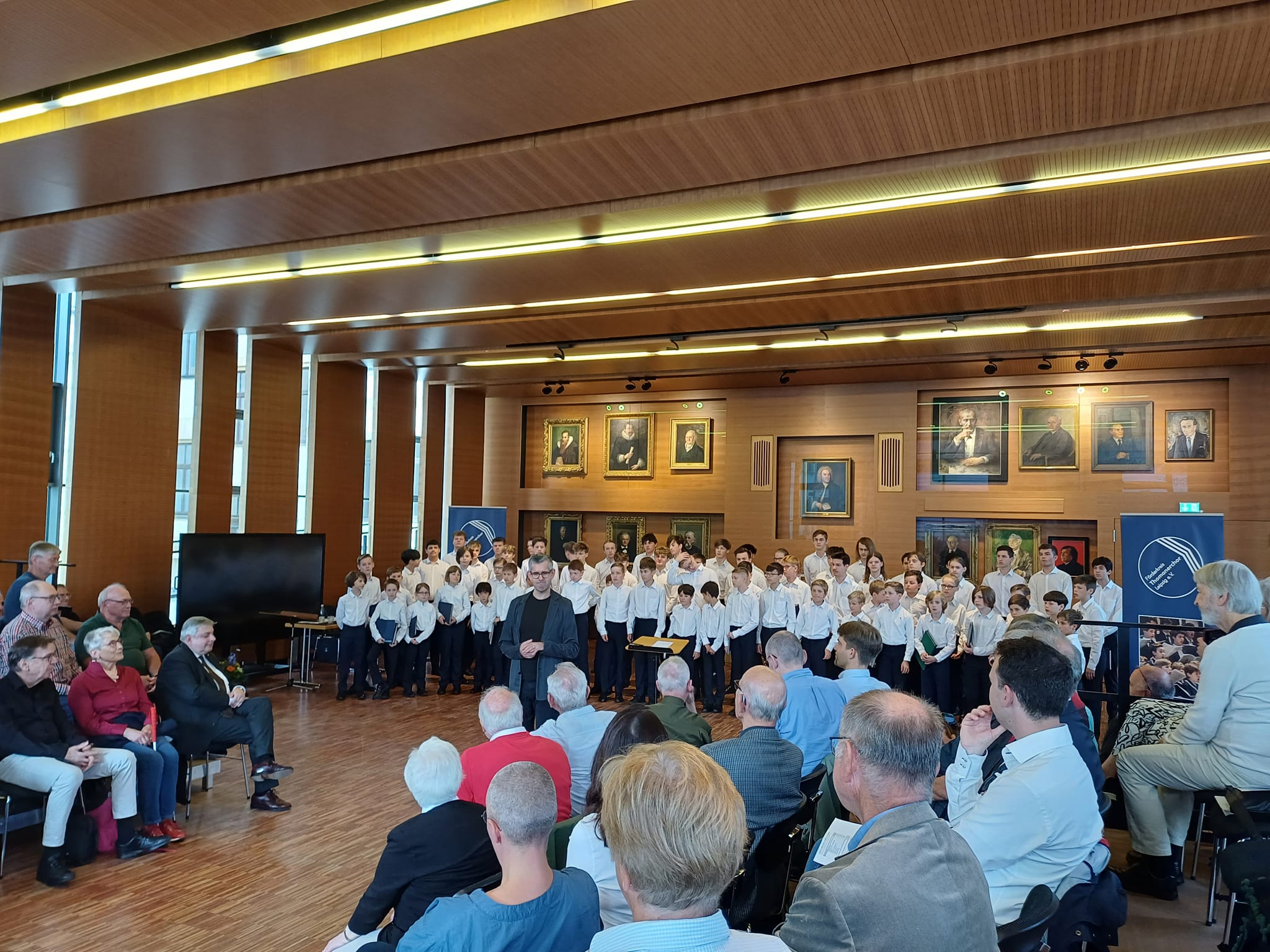 Thomaskantor Andreas Reize begrüßt die Mitglieder des Förderkreis Thomanerchor e.V. im Probensaal des Alumnats