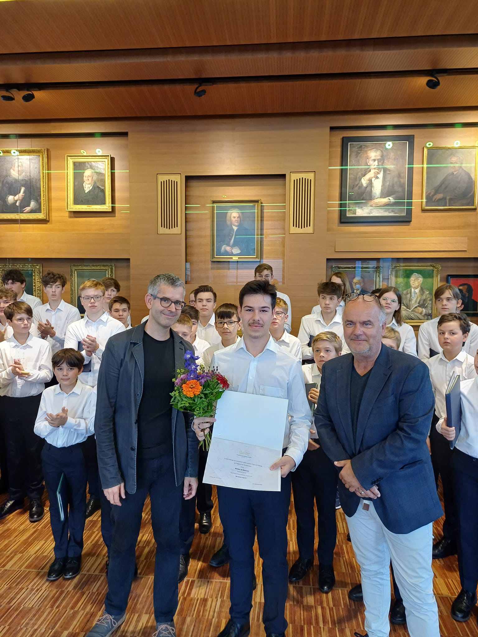 Alumnatsleiter Thoralf Schulze und Thomaskantor Andreas Reize überreichen dem 1. Präfekt sein Legat für besondere Leistungen