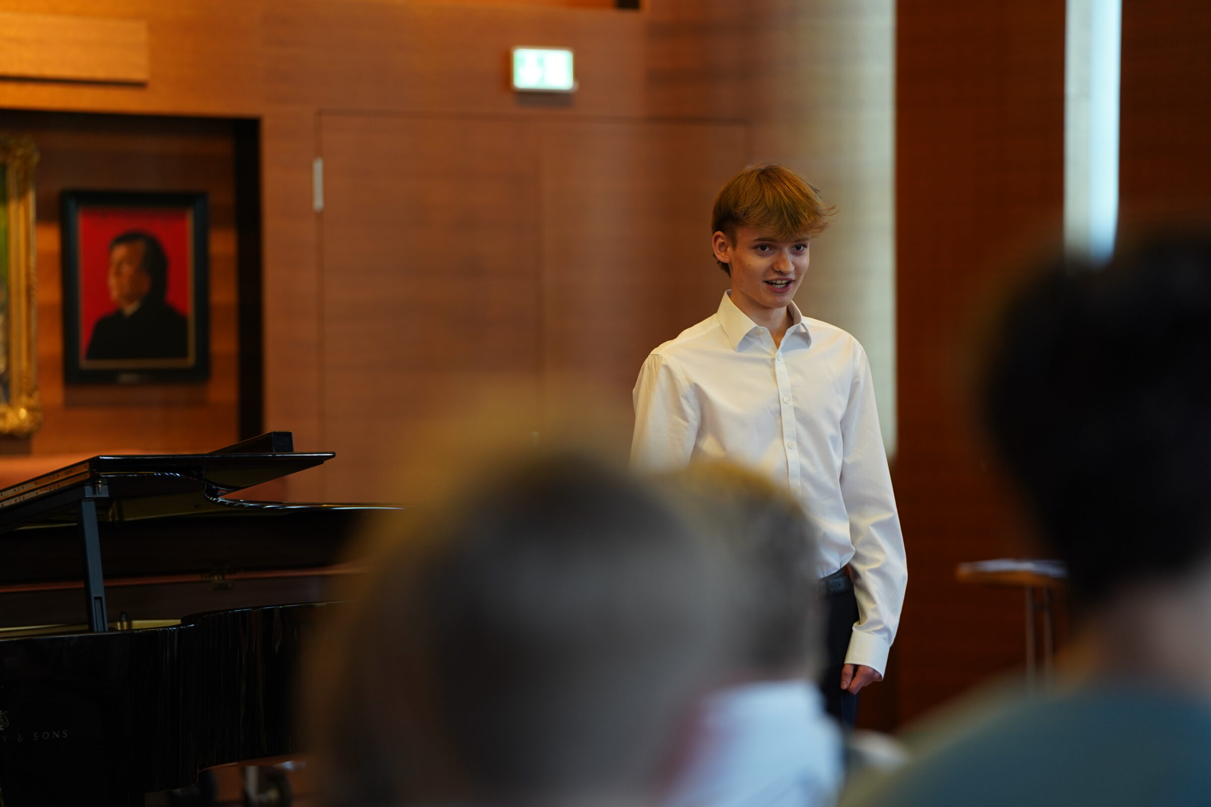 Ein Junge singt solistisch bei der Hausmusik der Thomaner im Probensaal