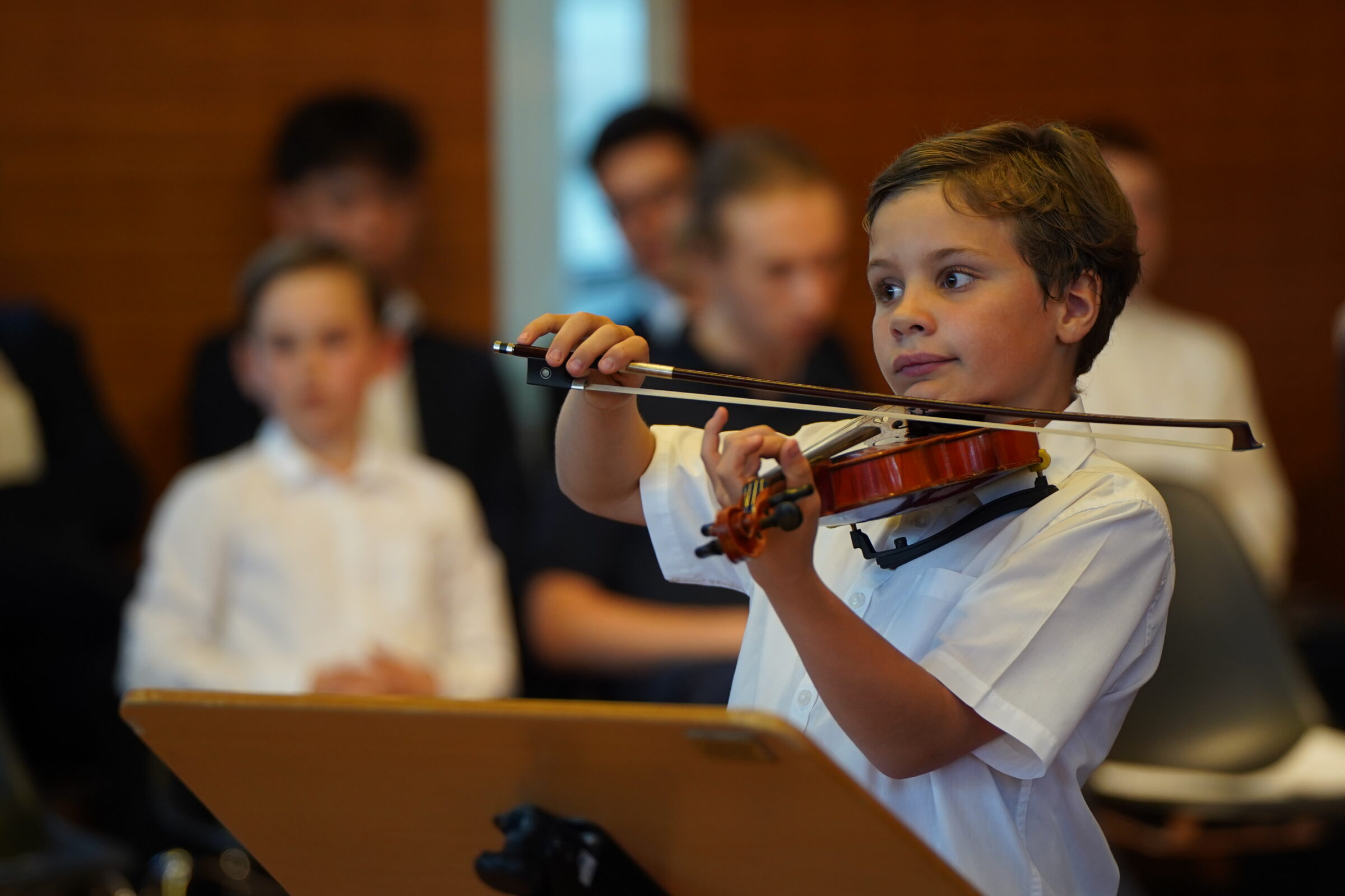 Ein junger Thomaner spielt im Probensaal des Alumnats Geige